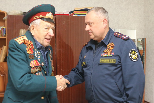 Начальник УФСИН России по Астраханской области поздравил с Днем Победы ветерана Великой Отечественной войны и уголовно‑исполнительной системы Ивана Александровича Ершова