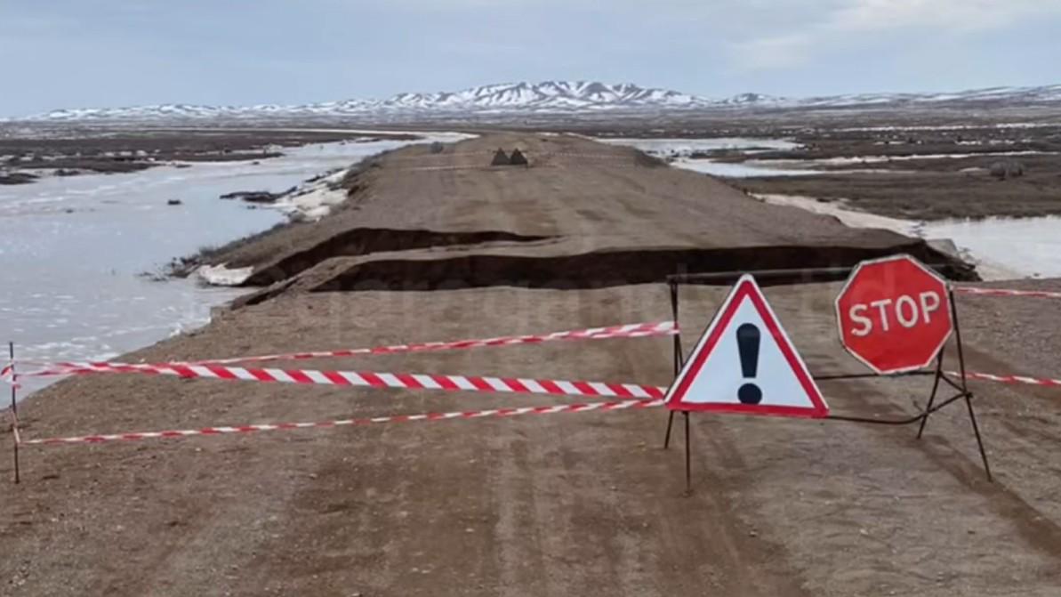 Уходят под воду дороги, взлётные полосы и жилые дома из-за паводков в Казахстане