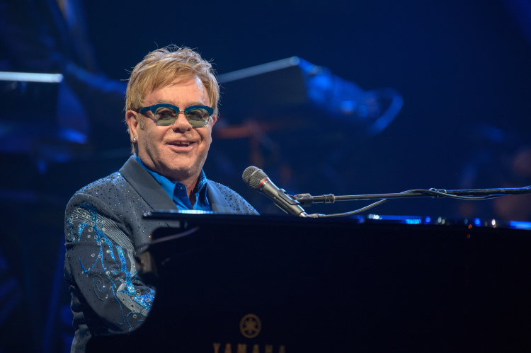 По некоторым данным, сэр Элтон забрал с собой не только новые впечатления, но и гонорар в $1 миллион