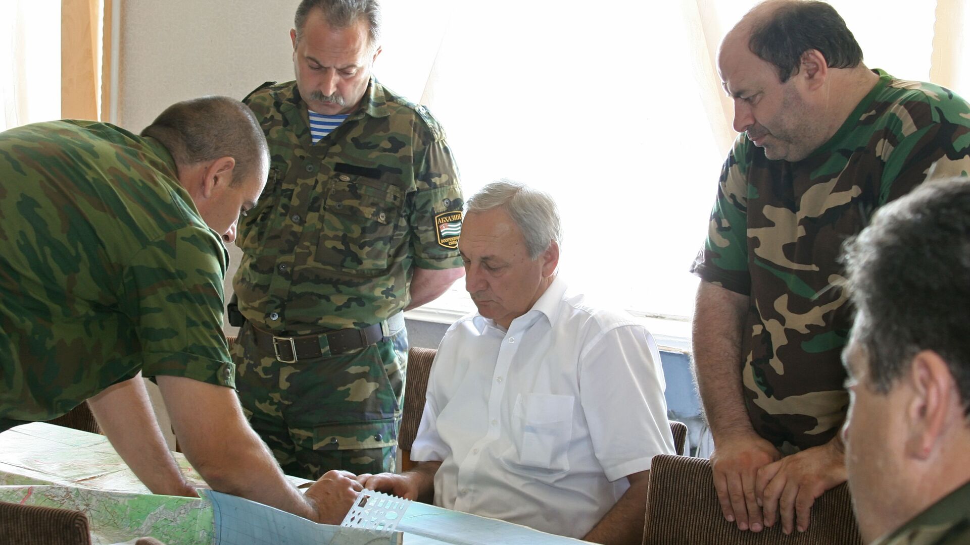 Президент Абхазии Сергей Багапш (в центре) во время совещания. Гальский район, август 2008 - Sputnik Абхазия, 1920, 12.08.2025