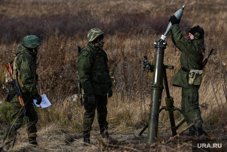Тренировочные стрельбы мобилизованных с Центрального военного округа на полигоне Еланский. Свердловская область, минометный расчет, мобилизация, мобилизованные, минометный снаряд, артиллерийская мина, 120мм возимый миномет 2б11