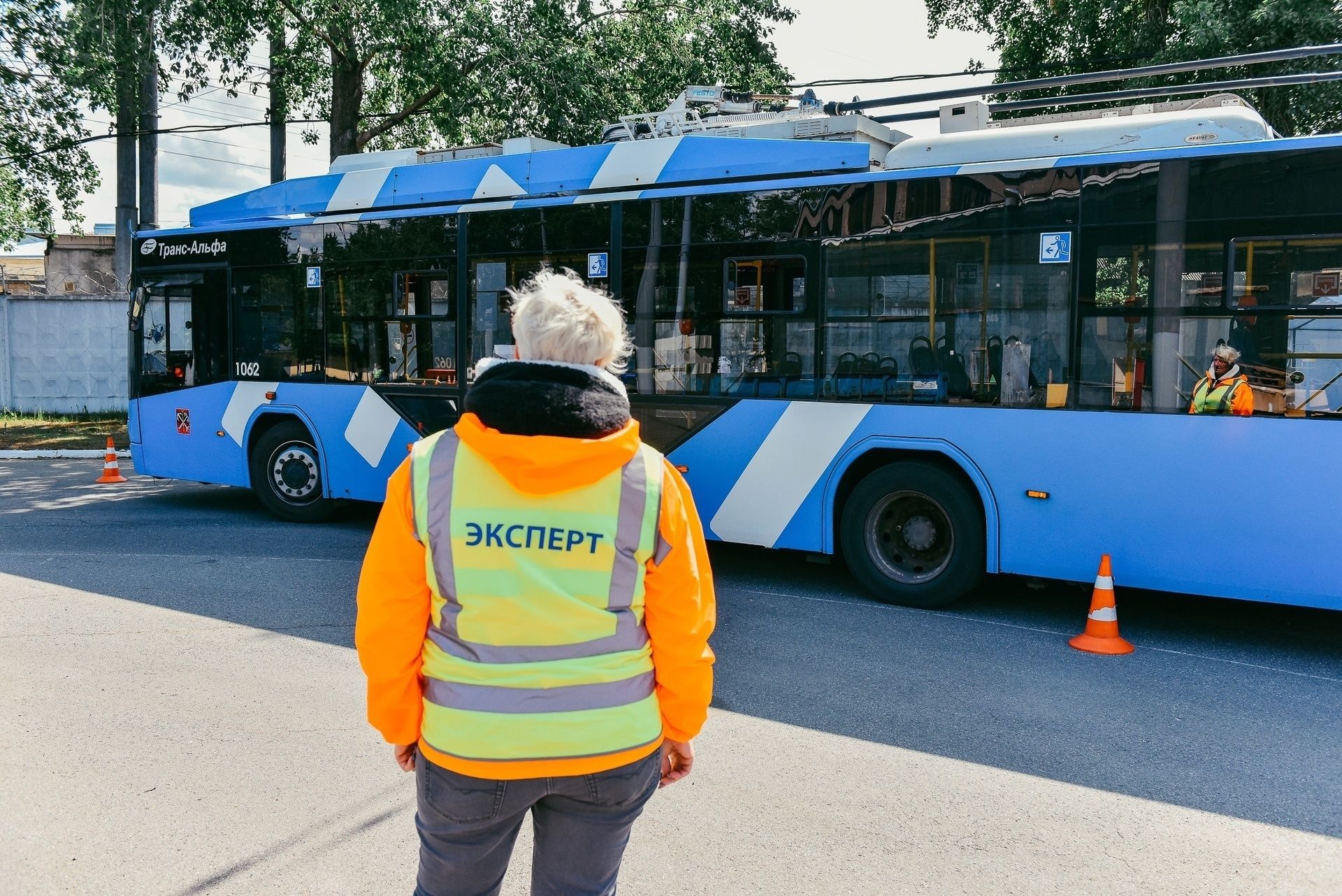 Конкурс водитель троллейбус питер 2016. Одежда водителя троллейбуса. Водитель троллейбуса санкт-петербург. Водитель петербургского троллейбуса. Водитель троллейбуса петербург.
