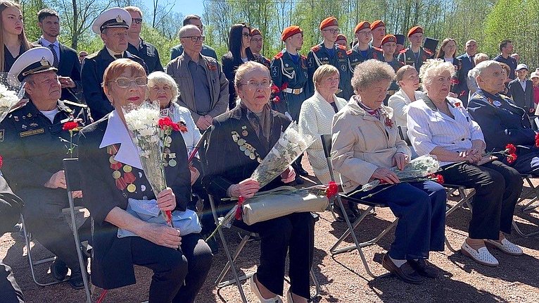 Сенаторы и участники заседания Дискуссионного клуба молодежных парламентов Ленинградской и Вологодской областей возложили цветы к мемориалу воинов, погибших в 1943 году при освобождении Ленинграда