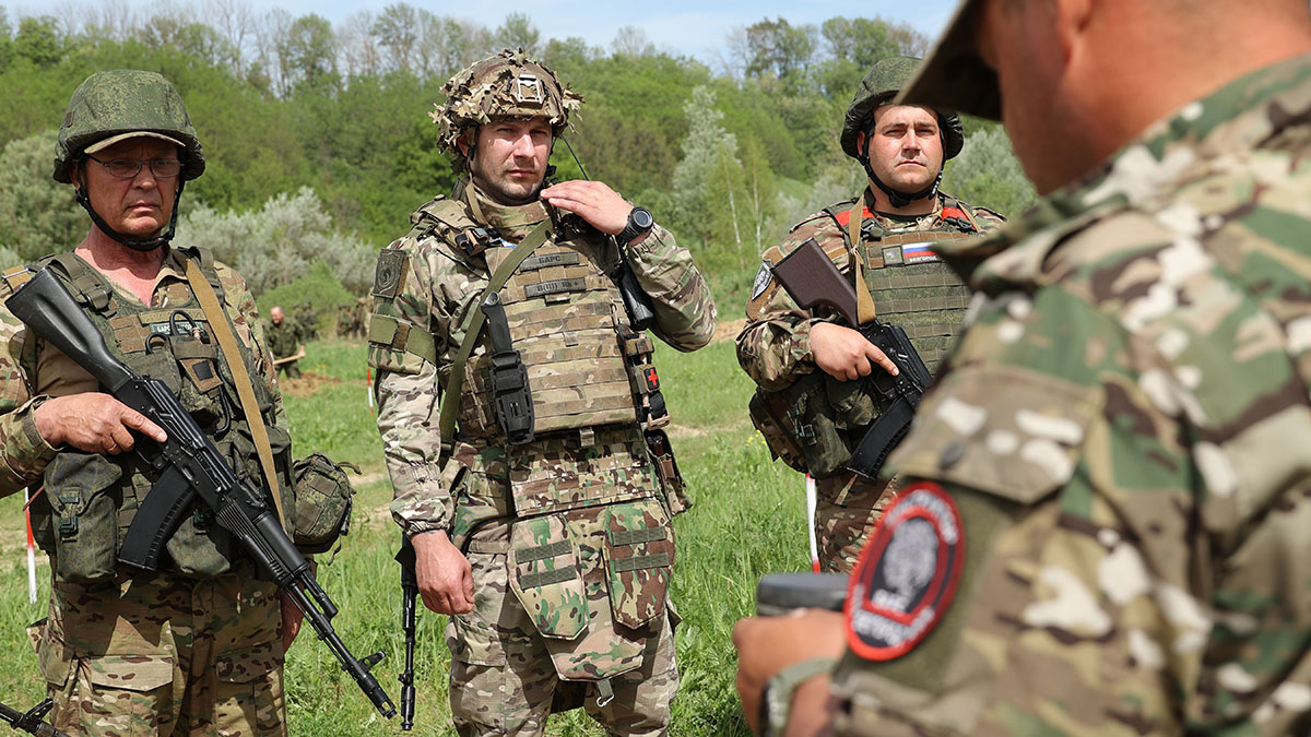 Тренировка бойцов добровольческого отряда 