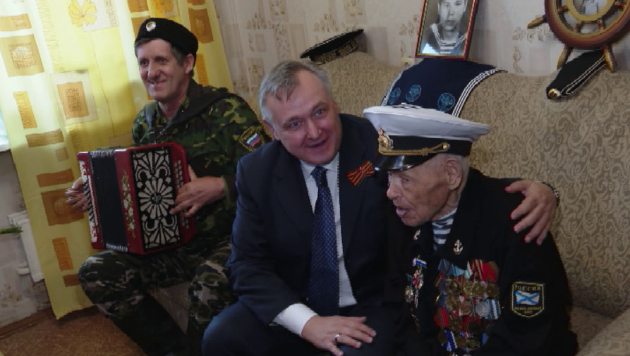 Вечный огонь согревает не только гранит монументов, но и руки героев