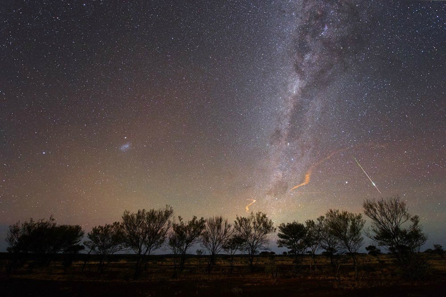 метеоритный дождь из созвездия льва 7 букв. геминиды 2022. метеоритный дождь в космосе. метеорный поток лириды 2023. звездный дождь в космосе.