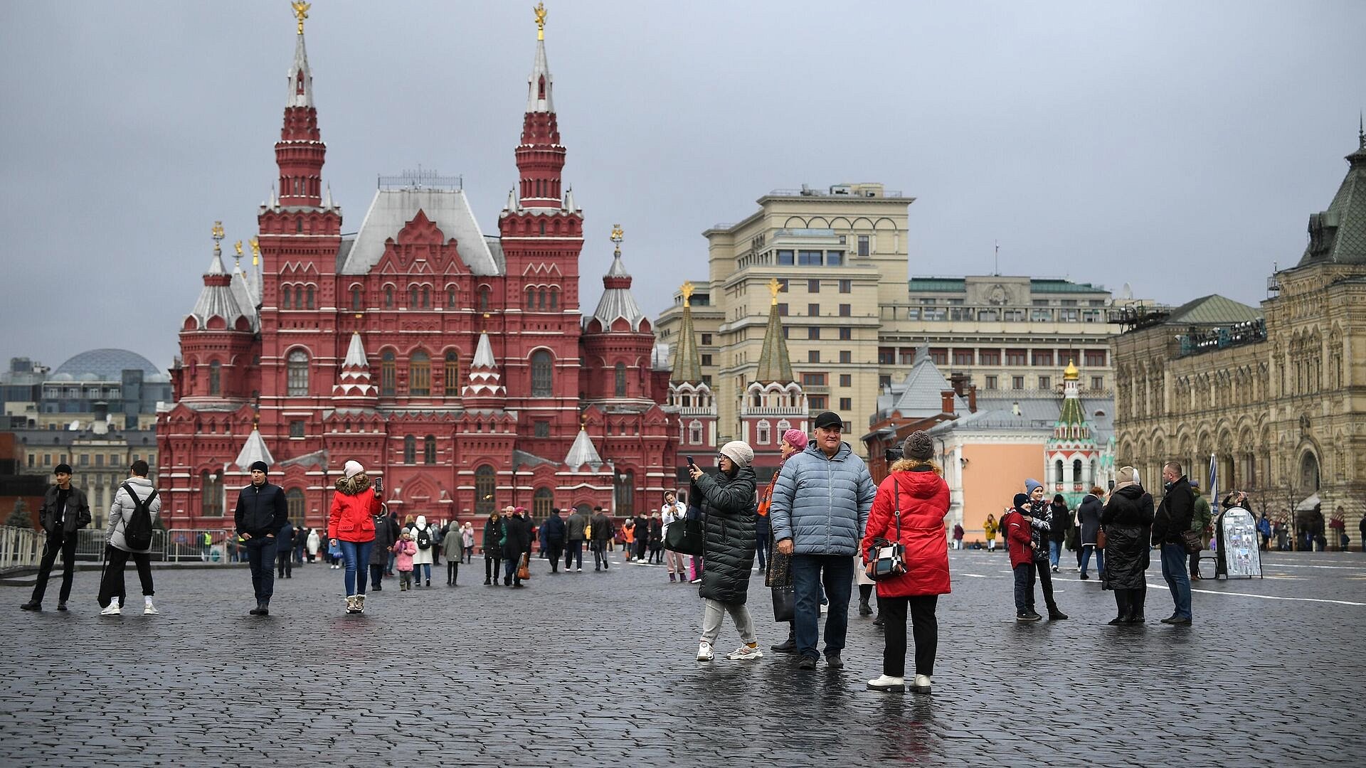 Что посетить в москве за неделю. Красная площадь Зарядье. Манежная площадь Москва 2022. Прогулка по красной площади в Москве. Туристы на красной площади.