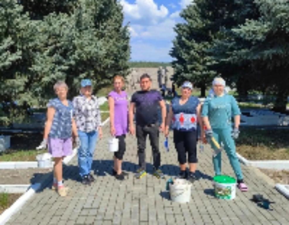 Специалисты библиотек приняли участие в благоустройстве мемориального комплекса Великой Отечественной войны в селе Никольское