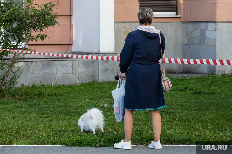 Последствия взрыва газового баллона в доме № 32 на улице Циолковского. Екатеринбург, лента ограждения, женщина с собакой