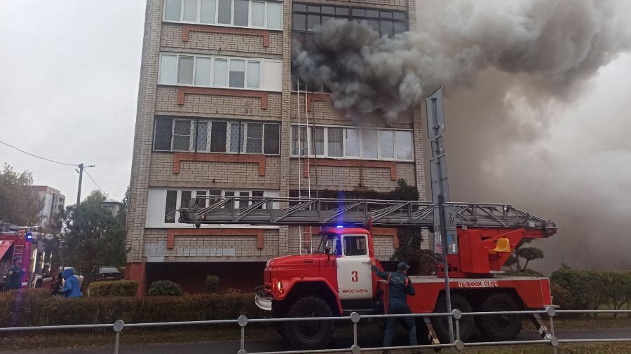 Женщина выпрыгнула из окна во время пожара на Маланова в Ярославле