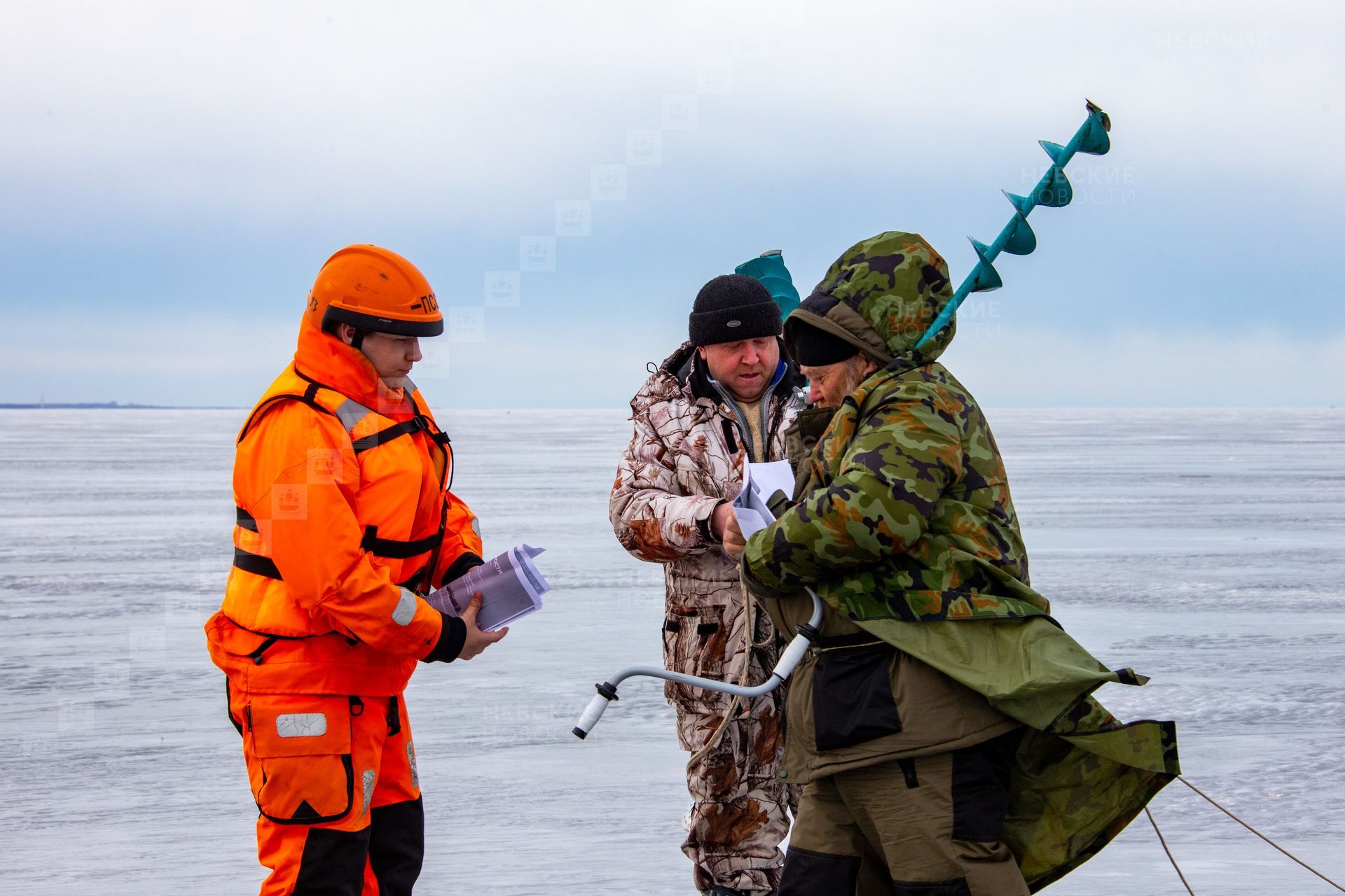 Ледовая новость. Рыбаки на льдине. Рыбаки на льду. Рыбаки на финском заливе. Рыбак.