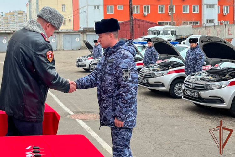 В Воронеже росгвардейцам передали ключи от новых служебных автомобилей 