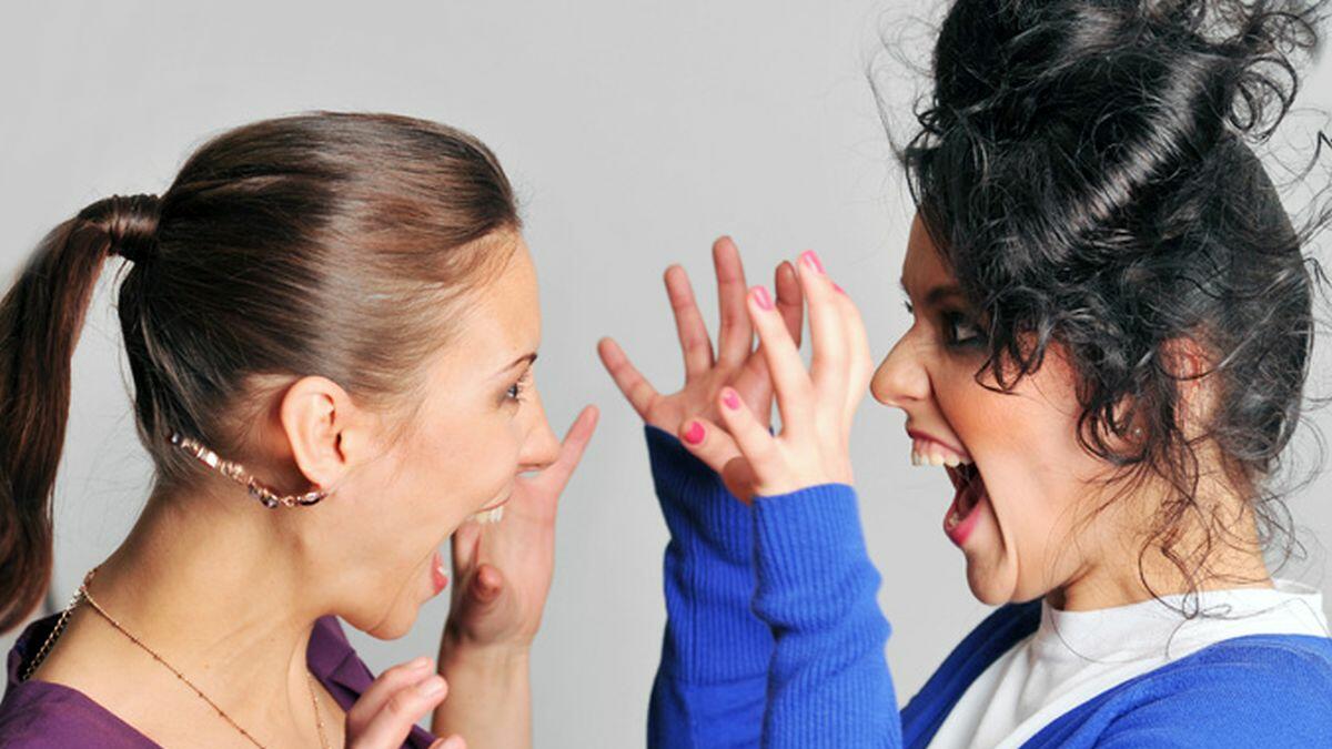 семейная пара в ссоре. о женщина. конфликт между коллегами. женский конфликт. парень и девушка ругаются.