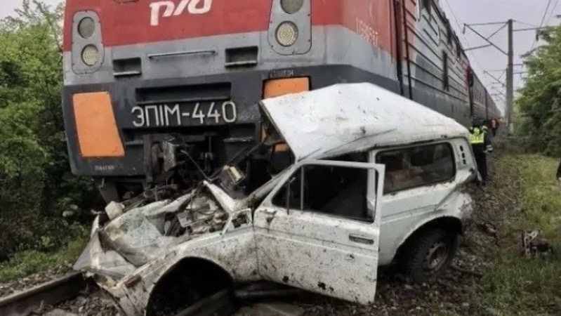 Поезд Адлер – Нижневартовск столкнулся с автомобилем, погиб человек