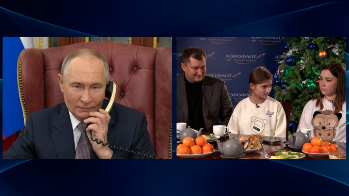 Одна из первых приехавших в. Первый показ диор в москве 1959. 21 и больше джефф ченг. 1959 год кристиан диор в москве. Одна из первых приехавших в.