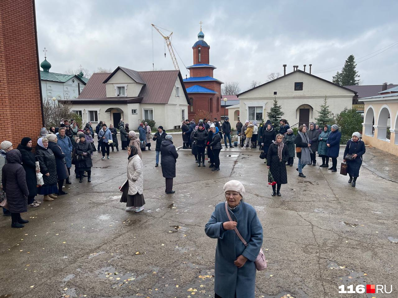 Во двор храма стекались люди, желающие проститься с матушкой
