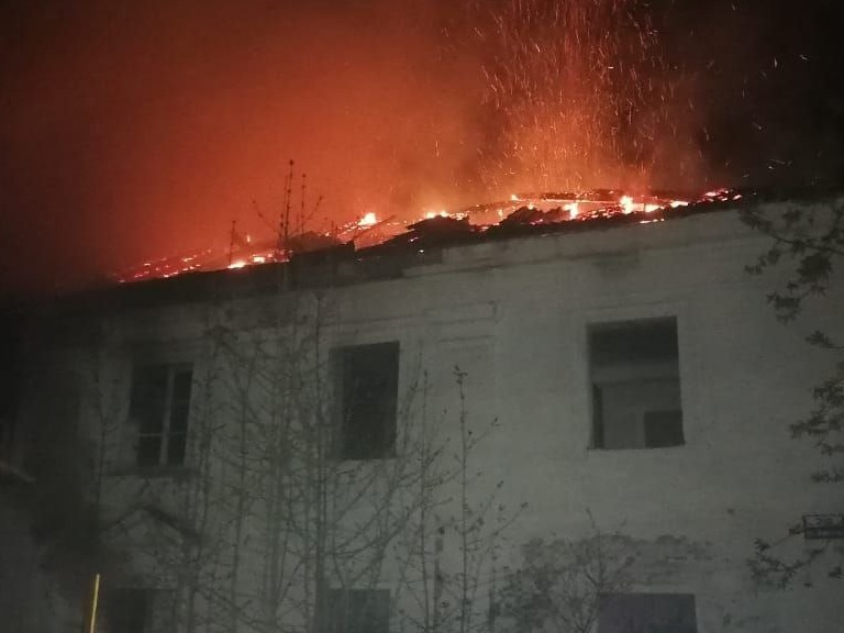 В Струнино сгорел двухэтажный аварийный дом