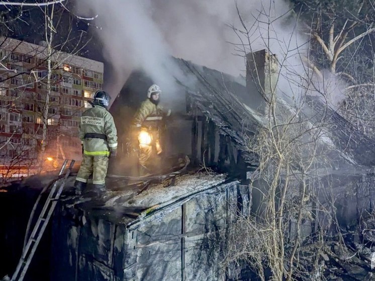 В Томске на Каштаке в ночь на 22 декабря сгорел жилой дом