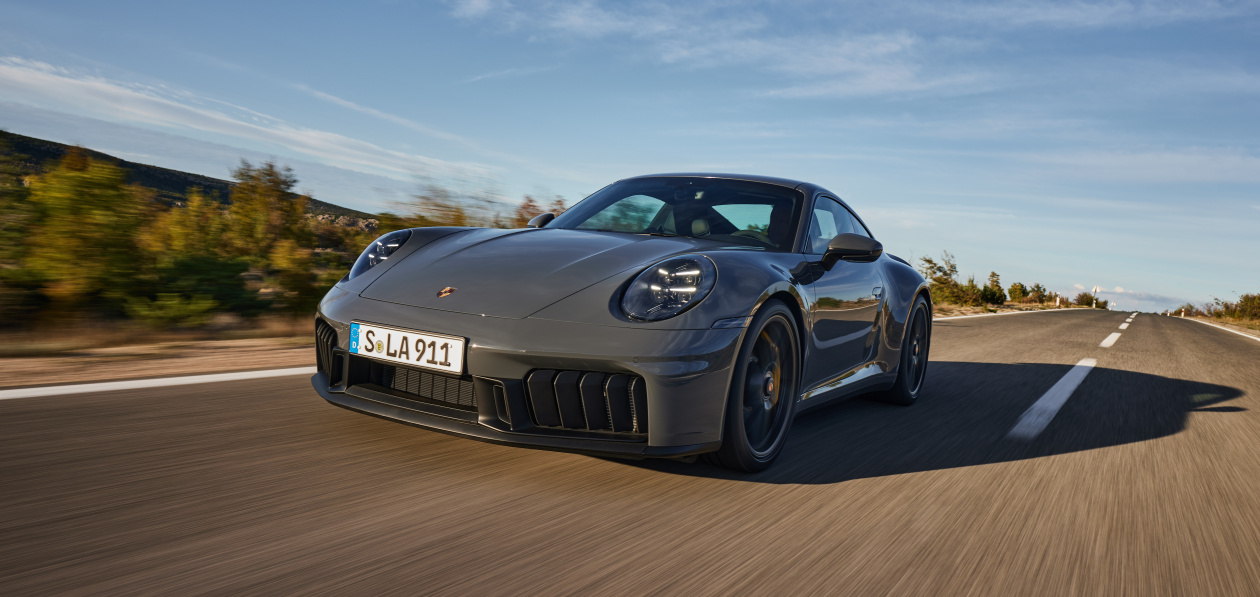 Состоялась премьера гибридного Porsche 911