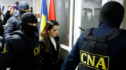 Евгения Гуцул в окружении силовиков