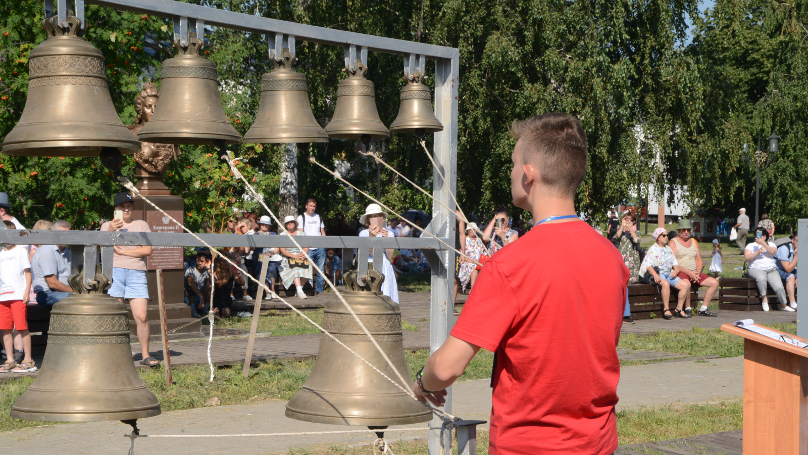 В Сарове колокол подарок Путина