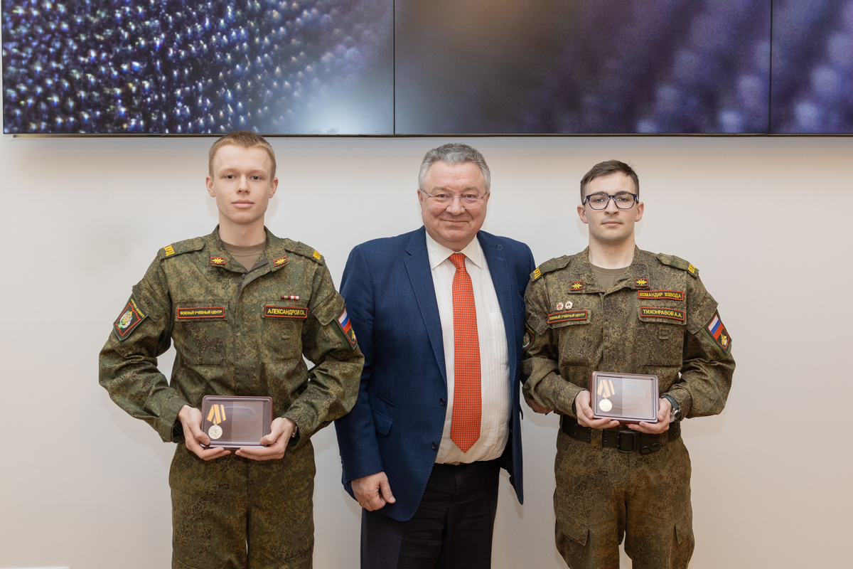 Студенты кафедры связи Военного учебного центра СПбПУ Григорий Александров и Артём Тихонравов получили ведомственные награды Министерства обороны Российской Федерации — медали «Маршал войск связи Пересыпкин» 