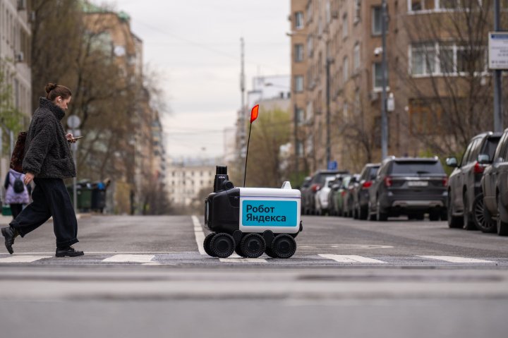 Роботы-курьеры «Яндекса» с помощью нейросети увеличили скорость доставки заказов на 10%