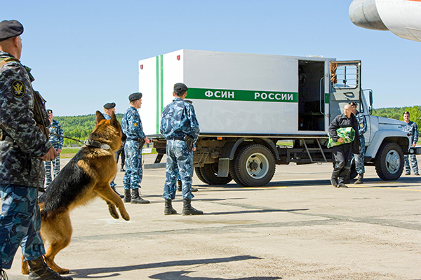 Конвоирование в пешем порядке. Служба конвоирования ГУФСИН России по Красноярскому краю. Конвоирование ГУФСИН. Управление охраны и конвоирования. Охрана и конвоирование в УИС.