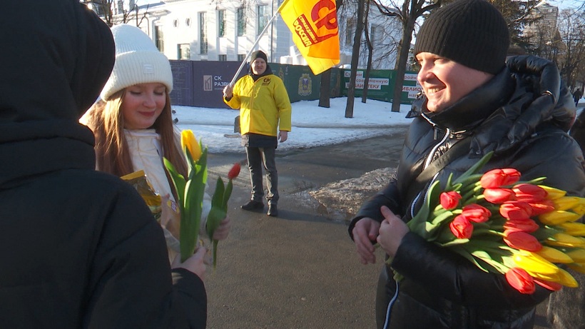 Олег Брячак в канун 8 Марта дарил псковичкам тюльпаны