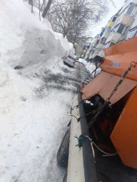 Коммунальные службы продолжают бороться со снегом и льдом в Петропавловске-Камчатском 1