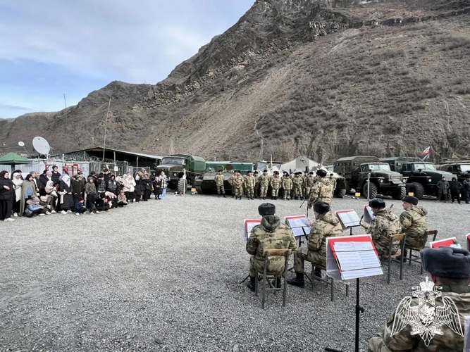 Военный оркестр Росгвардии поздравил с наступающим Новым годом сослуживцев, выполняющих задачи в отдаленных районах Дагестана