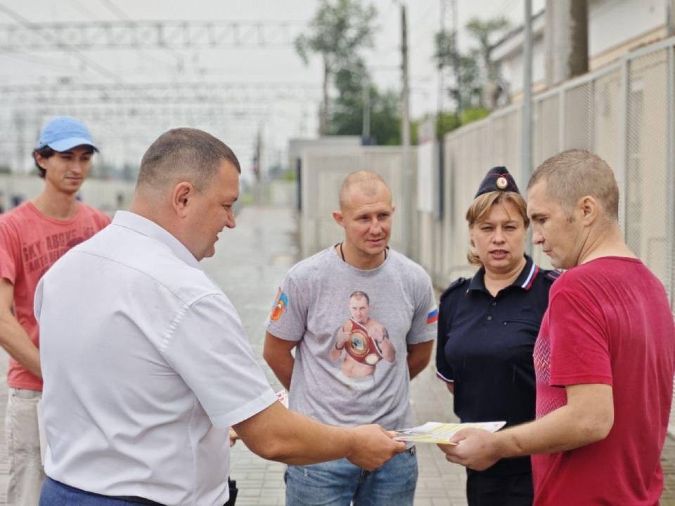 В Орехово-Зуеве чемпион мира по боксу объяснил пассажирам правила поведения на железной дороге