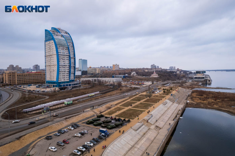 Магнитная буря волгоградский. Долина парк Волгоград с высоты птичьего полета. Волгоград ночью с высоты птичьего полета. Фото город пласт с высоты птичьего полета. Волгоград -12 градусов фото.