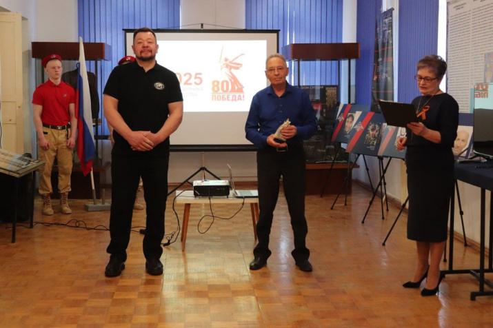 Председатель Костромского РГО Дмитрий Шнур и Глава Вохомского района Александр Адеев на церемонии передачи земли