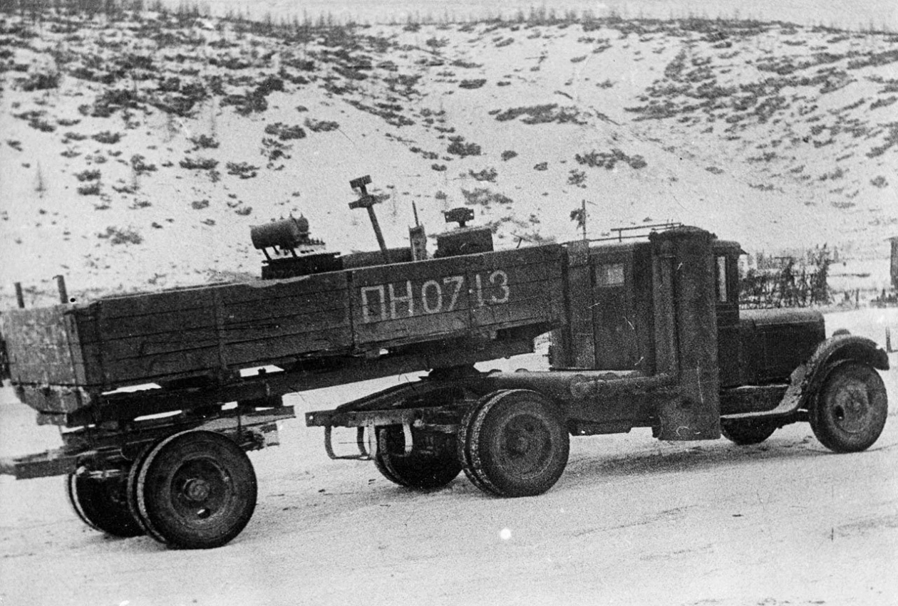 Колымская трасса. Газогенераторный автомобиль "ЗИС-21", переоборудованный под полуприцеп. 1940 год