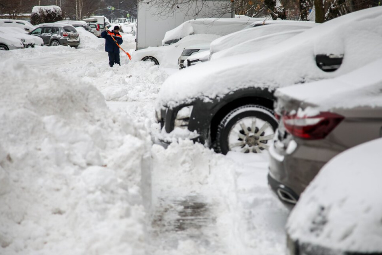 Хитрые москвичи придумали способ заработка на снеге