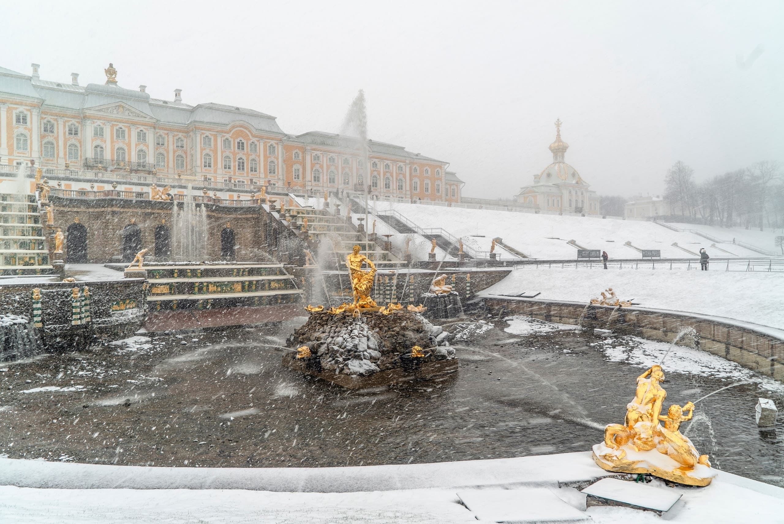 Петергофские фонтаны под снегом. 20 апреля 2024 года
