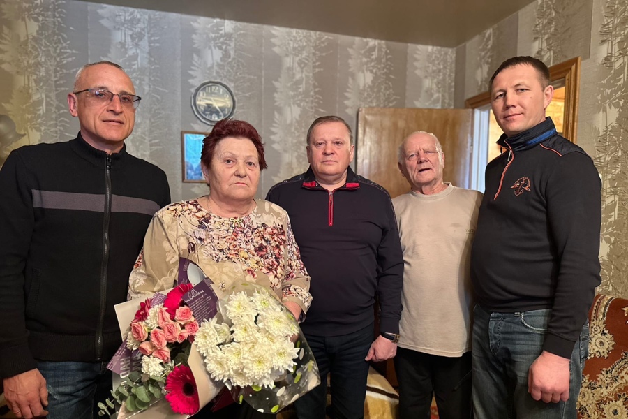 Депутаты Виктор Горбунов и Сергей Мельников поздравили с 80-летием Надежду Баторшину
