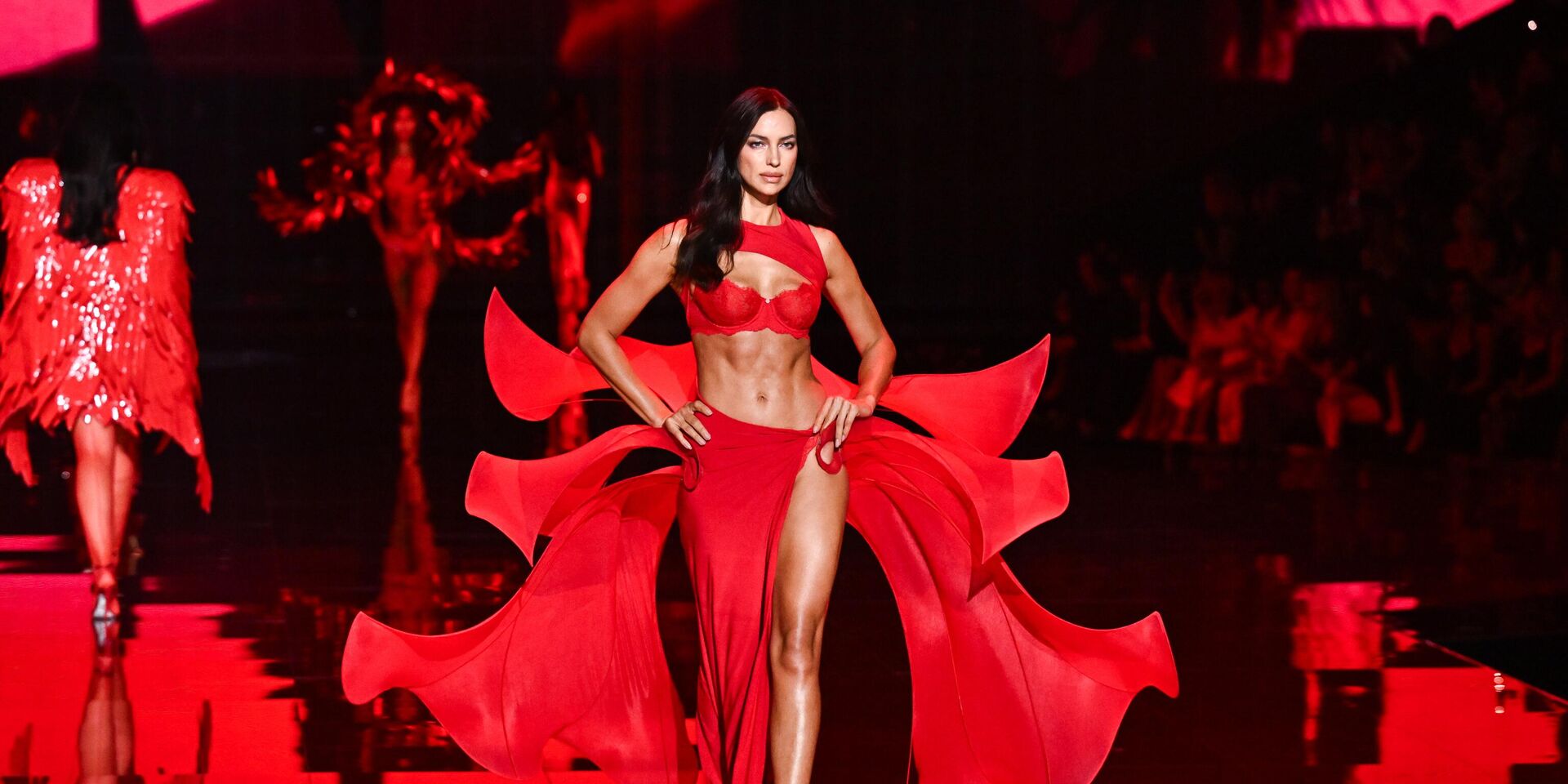 Модель Ирина Шейк на показе мод Victoria's Secret в Нью-Йорке - ИноСМИ, 1920, 16.10.2025