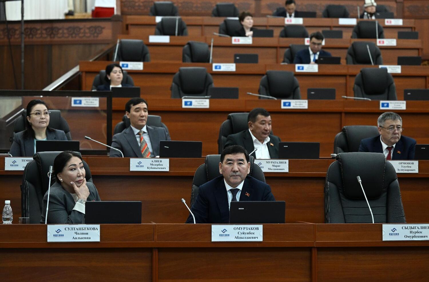 Парламент Кыргызстана просит Кабмин восстановить в должности замглавы Минсельхоза Алмаза Сокеева