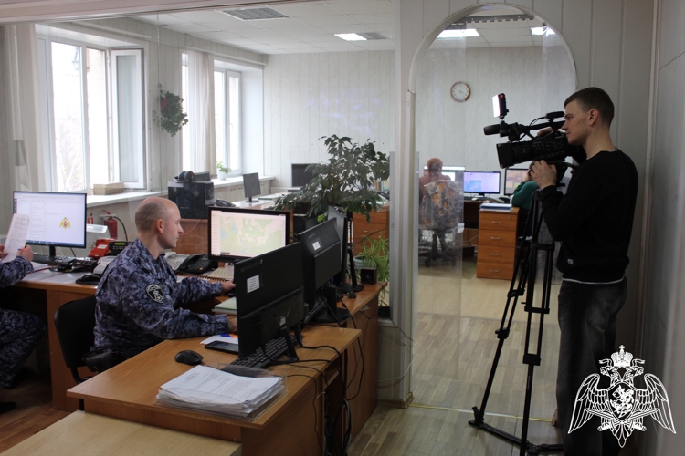 Журналисты телеканала «Юрган» познакомились со служебными буднями сотрудников вневедомственной охраны Росгвардии