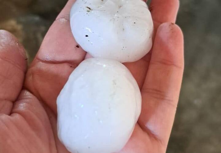 В Абинском районе Кубани град побил крыши и окна в жилых домах и в детском саду