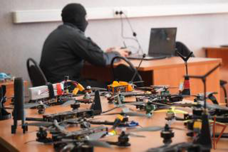В подмосковном центре подготовки операторов и техников БПЛА Росгвардии показали применение дронов в различных условиях