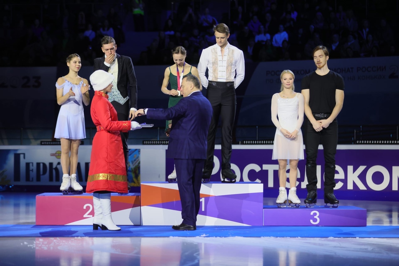 Церемония награждения чемпионата России по фигурному катанию в ...