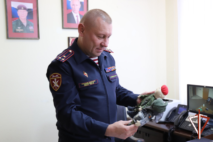 Начальник Управления Росгвардии по ХМАО — Югре провел рабочую встречу с представителями волонтерского движения «Шьем для наших»