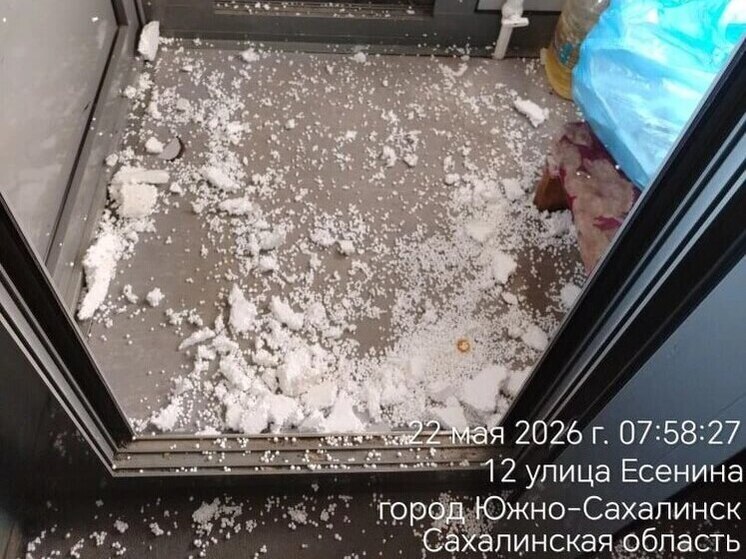 В сквере Есенина в Южно-Сахалинске подростки разгромили общественный туалет