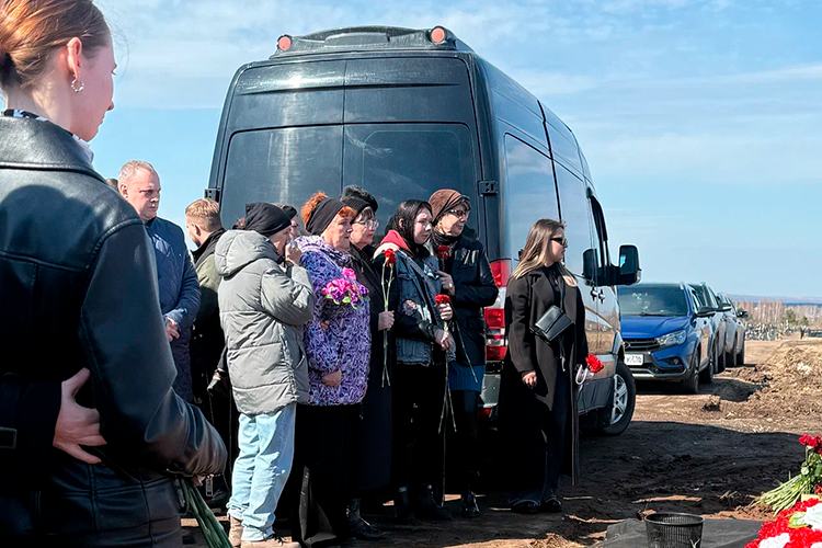 Сравнительно много людей пришло проститься с самым молодым погибшим — 30-летним Александром Салтыковым, ведущим специалистом службы по капитальному строительству НКНХ