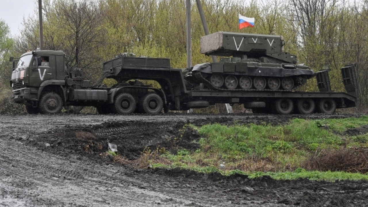 Транспортировка тяжёлой огнемётной системы ТОС-1А «Солнцепёк» ВС РФ в районе пункта пропуска на российско-украинской границе, апрель 2022 г.