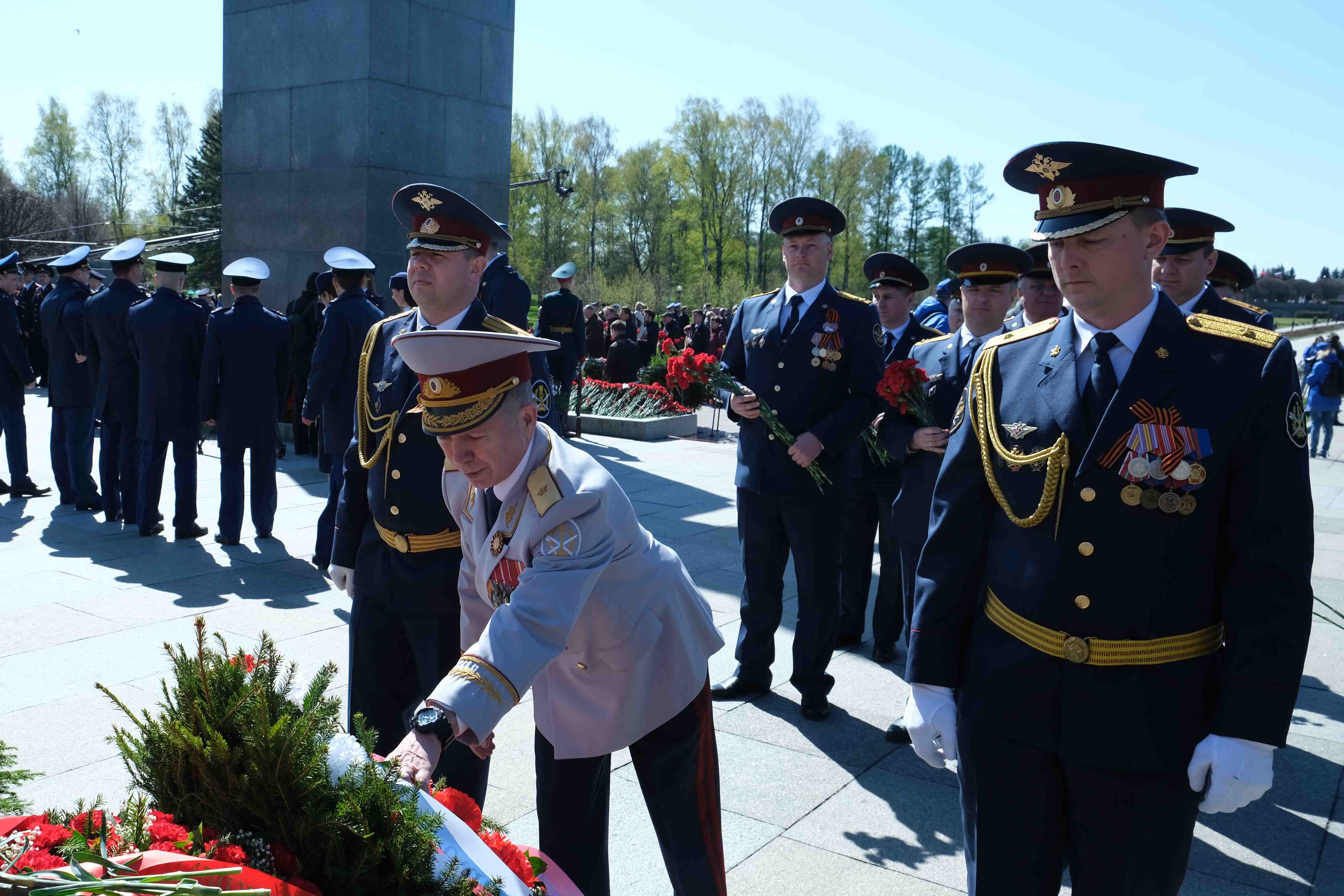 Мероприятия на пискаревском кладбище 9 мая. Возложение венков на Пискаревском кладбище 2024. Пискаревское кладбище 9 мая 2023. Пискаревское кладбище 9 мая 2024. Пискаревское кладбище 9 мая.