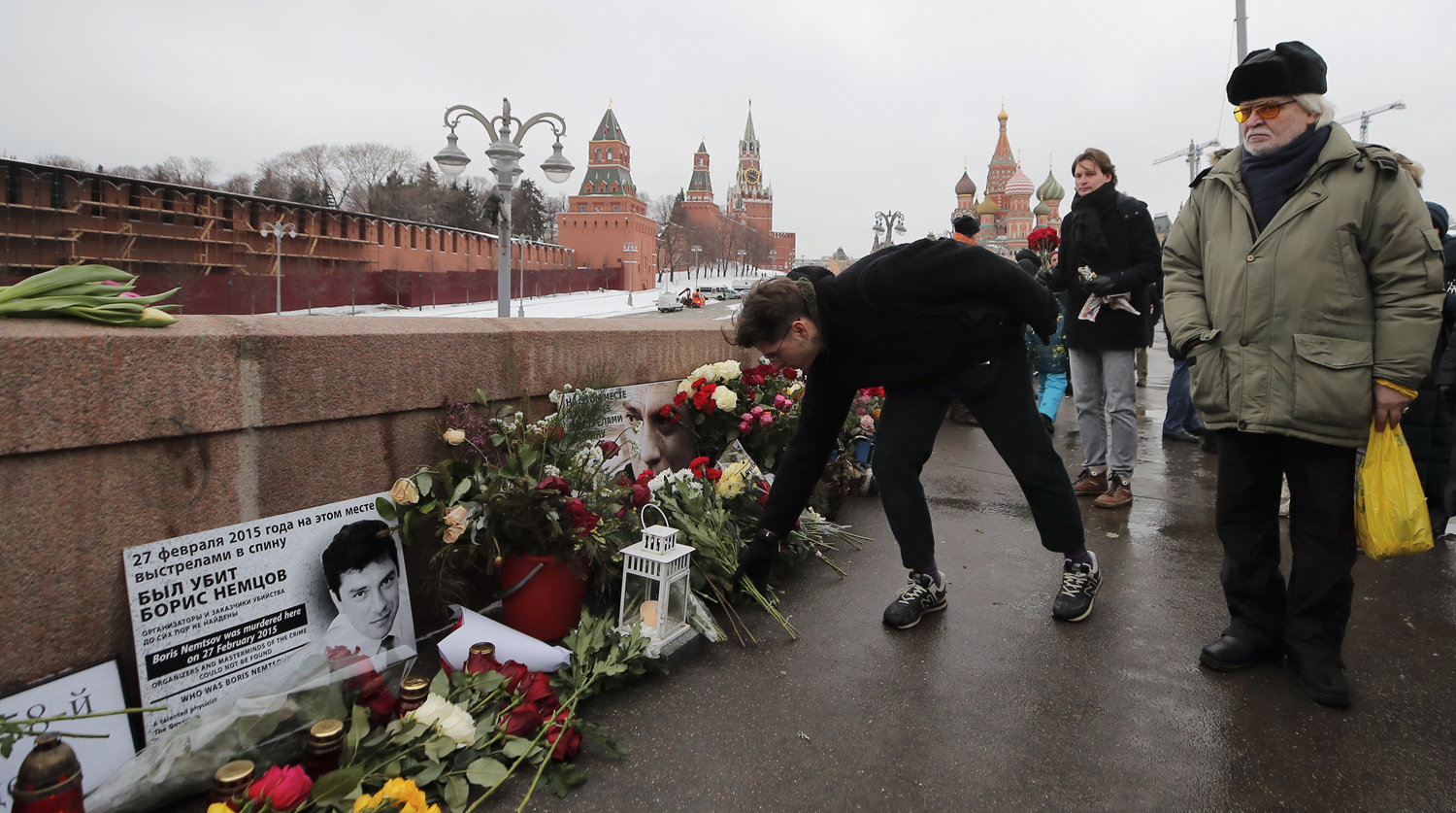 С кем был борис немцов на мосту